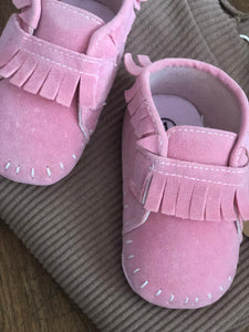 Zapato rosa con flecos